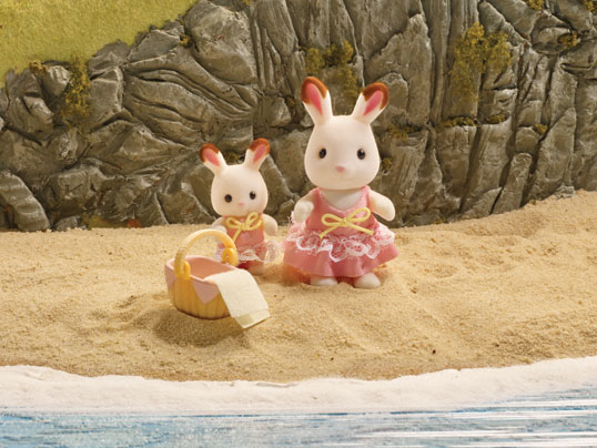 Les sœurs lapin chocolat au bord de mer (Sylvanian Families)